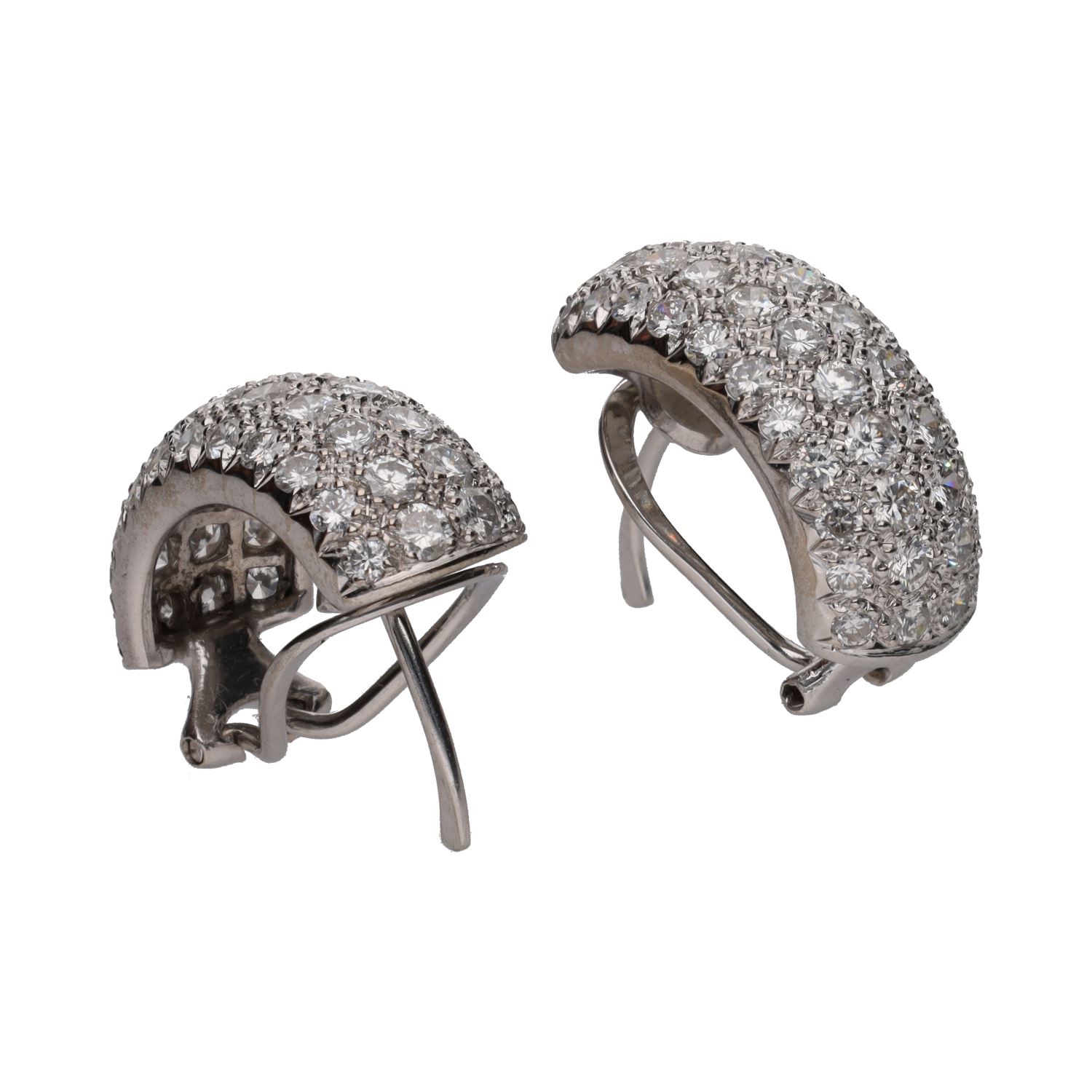 Pendientes en oro blanco con cuajado de brillantes.