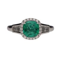 Sortija en oro blanco con esmeralda y brillantes. Talla 14.