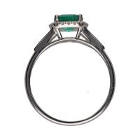 Sortija en oro blanco con esmeralda y brillantes. Talla 14.