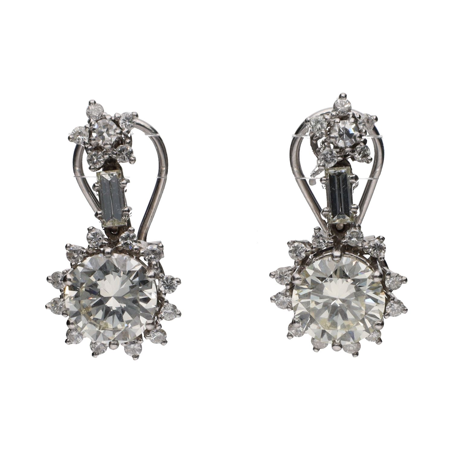 Pendientes en oro blanco con diamantes naturales.