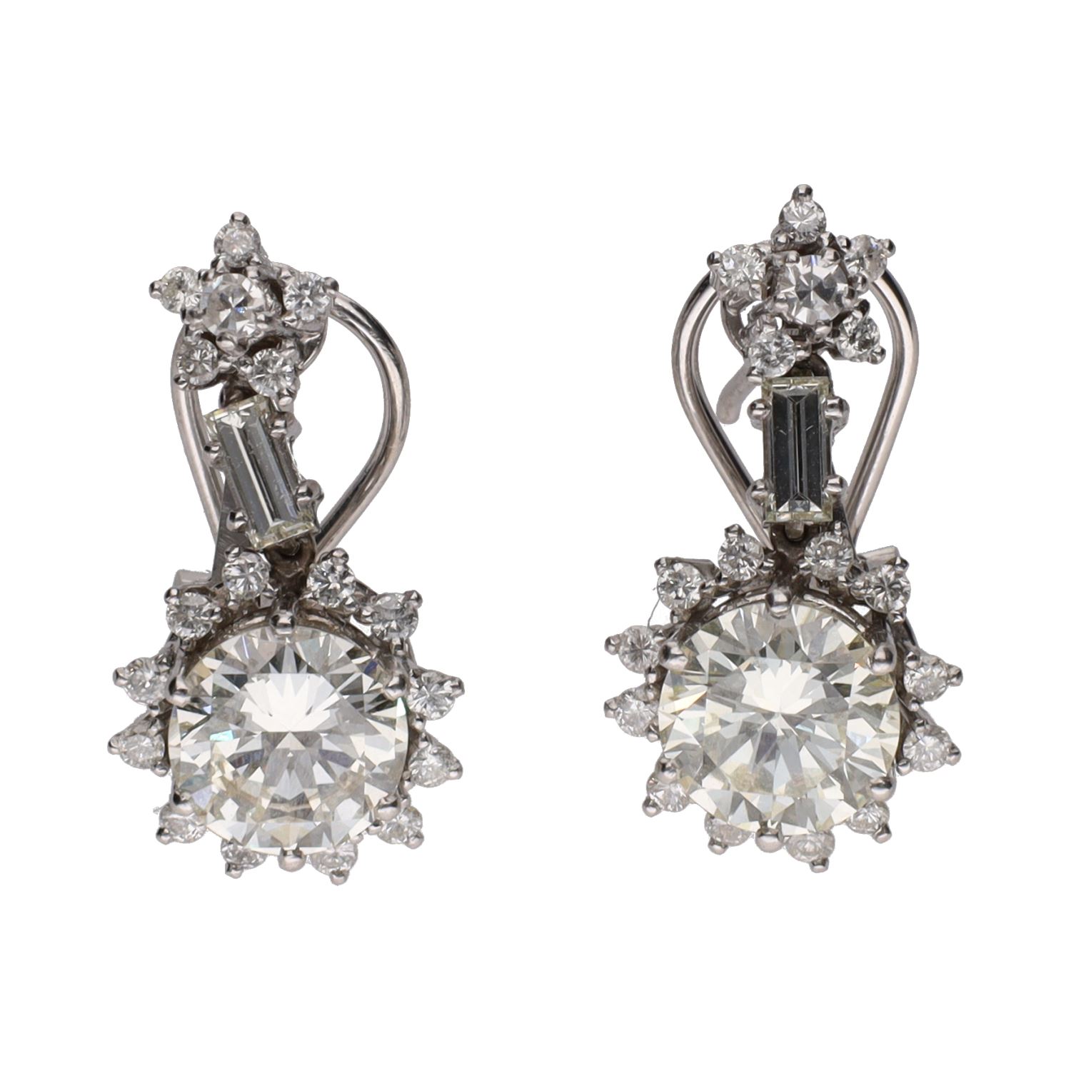 Pendientes en oro blanco con diamantes naturales.