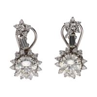 Pendientes en oro blanco con diamantes naturales.