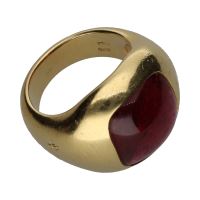 Sortija firmada por pomellato en oro amarillo con un rubí. Talla 11.