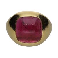 Sortija firmada por pomellato en oro amarillo con un rubí. Talla 11.