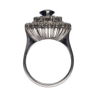 Sortija en oro blanco con zafiro y brillantes. Talla 14.