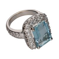 Sortija en oro blanco con aguamarina y brillantes. Talla 9.