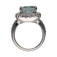 Sortija en oro blanco con aguamarina y brillantes. Talla 9.