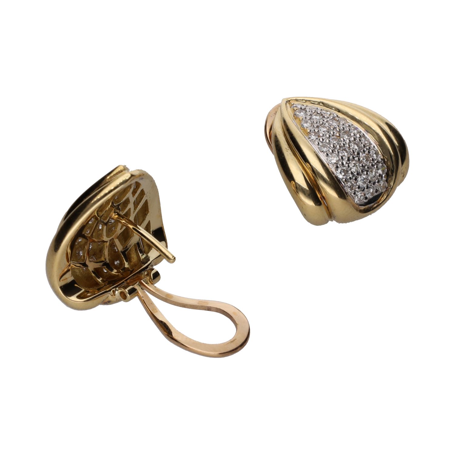 Pendientes en oro amarillo con cuajado de brillantes.