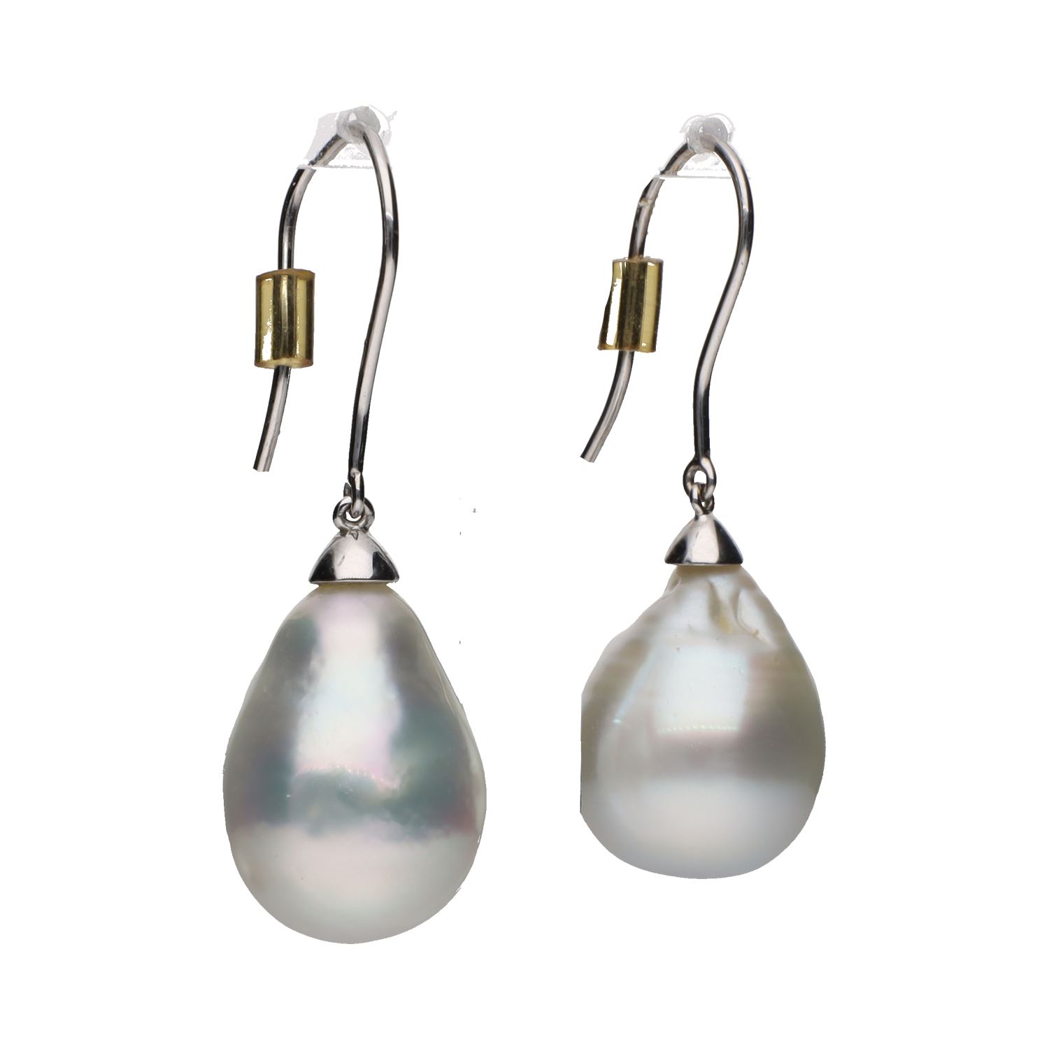 Pendientes de perlas australianas montados en oro blanco.