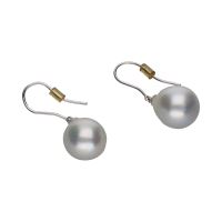 Pendientes de perlas australianas montados en oro blanco.