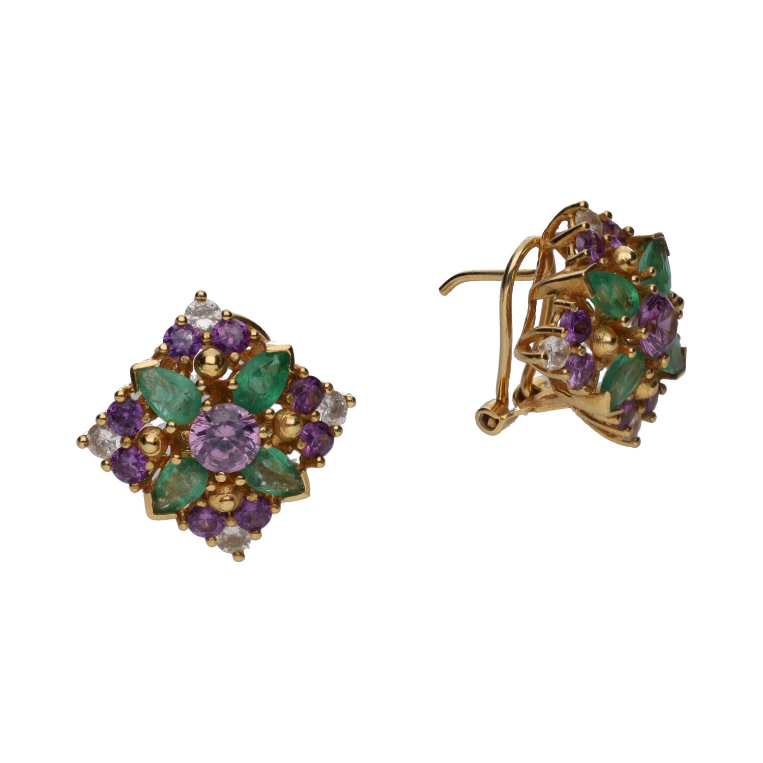 Pendientes realizados en oro amarillo con esmeraldas, amatistas y brillantes.