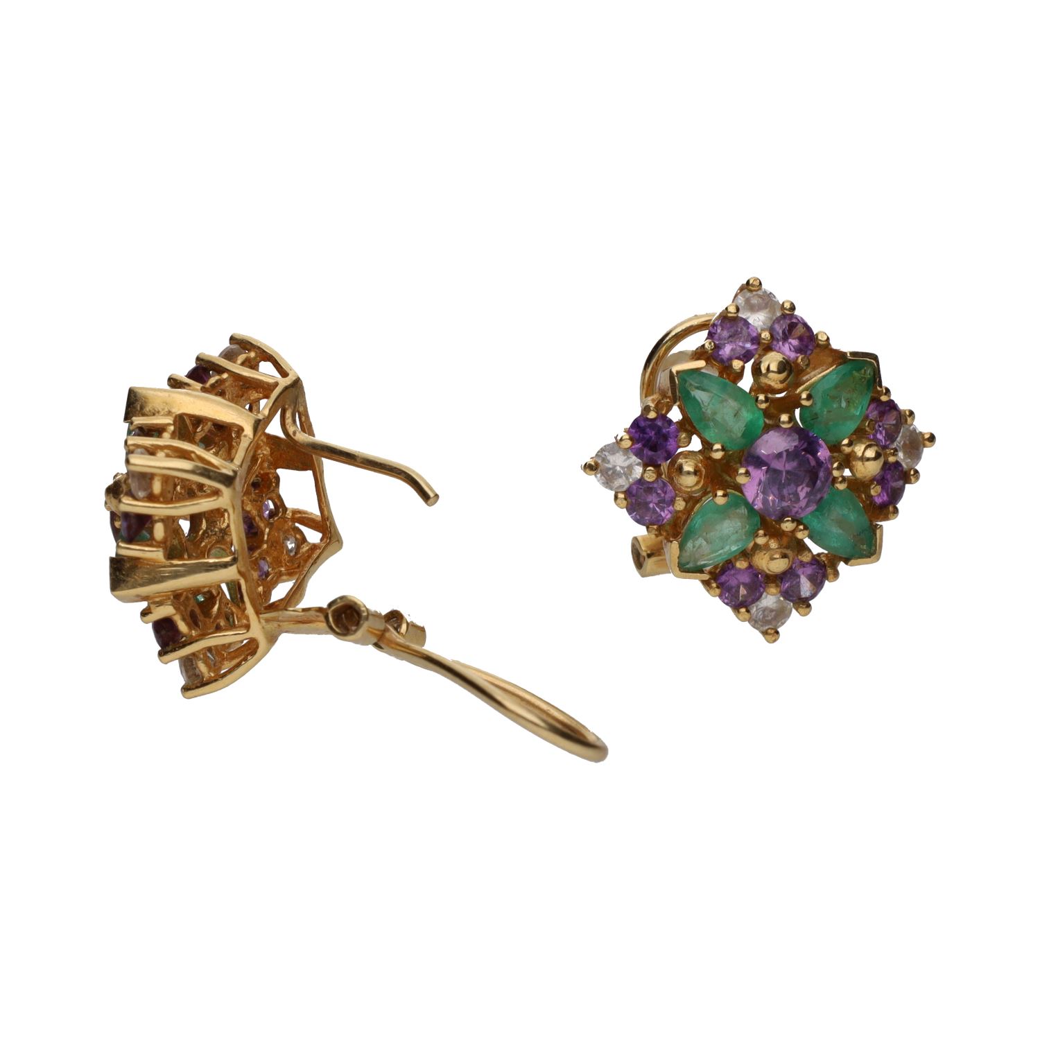 Pendientes realizados en oro amarillo con esmeraldas, amatistas y brillantes.