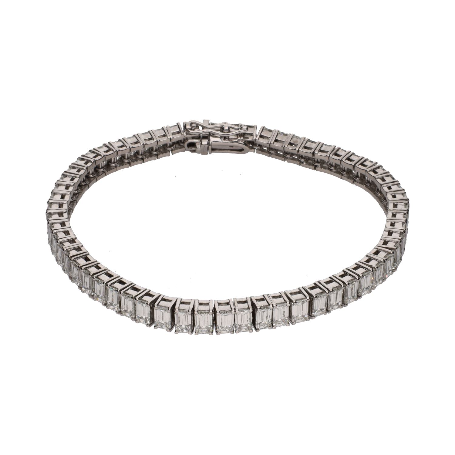 Pulsera riviere en oro blanco con diamantes talla esmeralda.