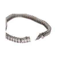 Pulsera riviere en oro blanco con diamantes talla esmeralda.