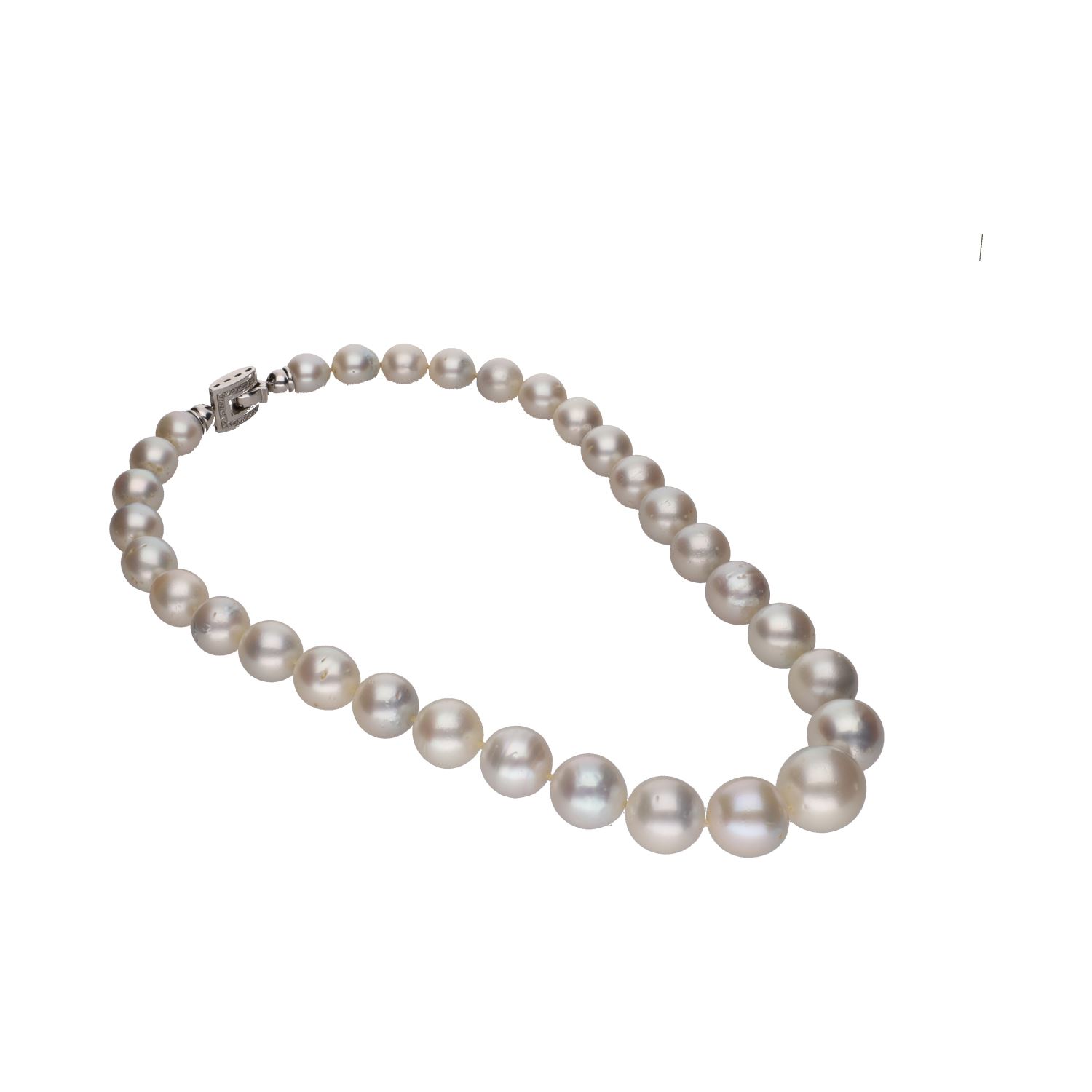 Collar de perlas australianas con cierre en oro blanco y brillantes.