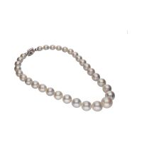 Collar de perlas australianas con cierre en oro blanco y brillantes.