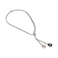 Collar en oro blanco con perlas y brillantes.