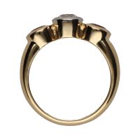 Sortija en oro amarillo con rubíes y un diamante. Talla 16.