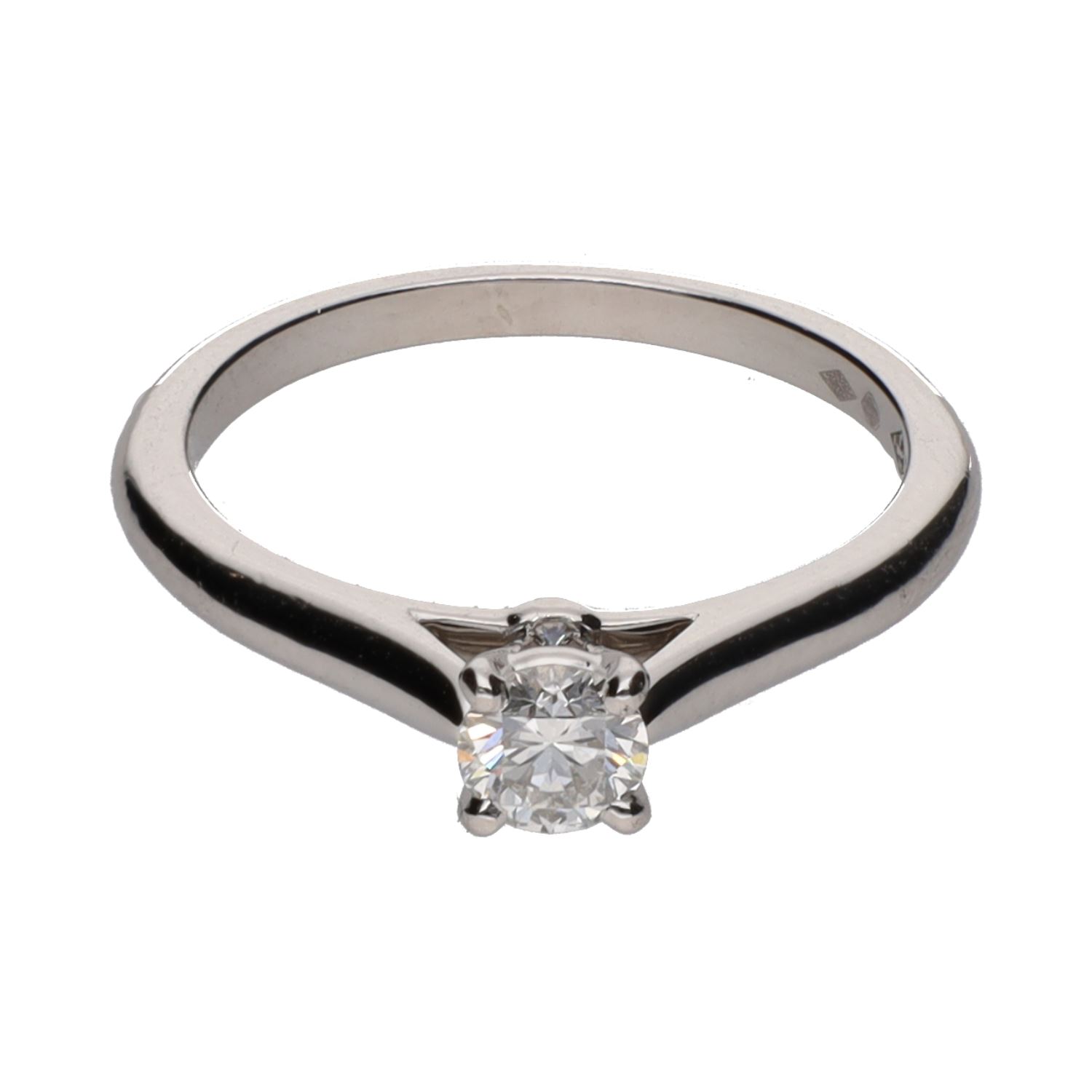 Solitario de cartier en platino con un brillante. Talla 49.