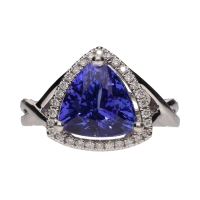 Sortija en oro blanco con amatista y brillantes. Talla 10.