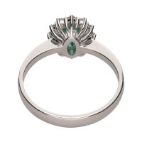 Sortija en oro blanco con esmeralda y brillantes. Talla 15.