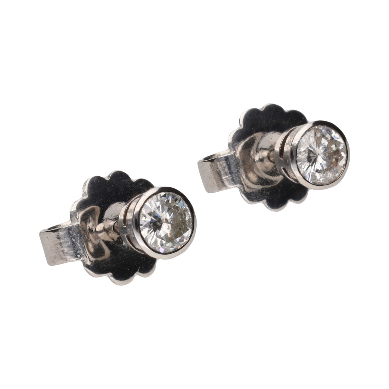 Pendientes en oro blanco con brillantes en chatón.