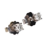 Pendientes en oro blanco con brillantes en garras.