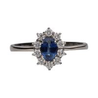Sortija en oro blanco con zafiro y orla de brillantes. Talla 13.