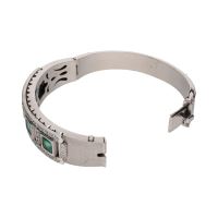 Pulsera rígida en oro blanco con esmeraldas y brillantes.