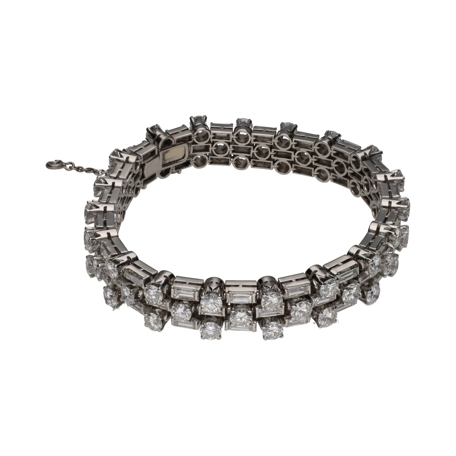 Pulsera en oro blanco con baguettes y brillantes.