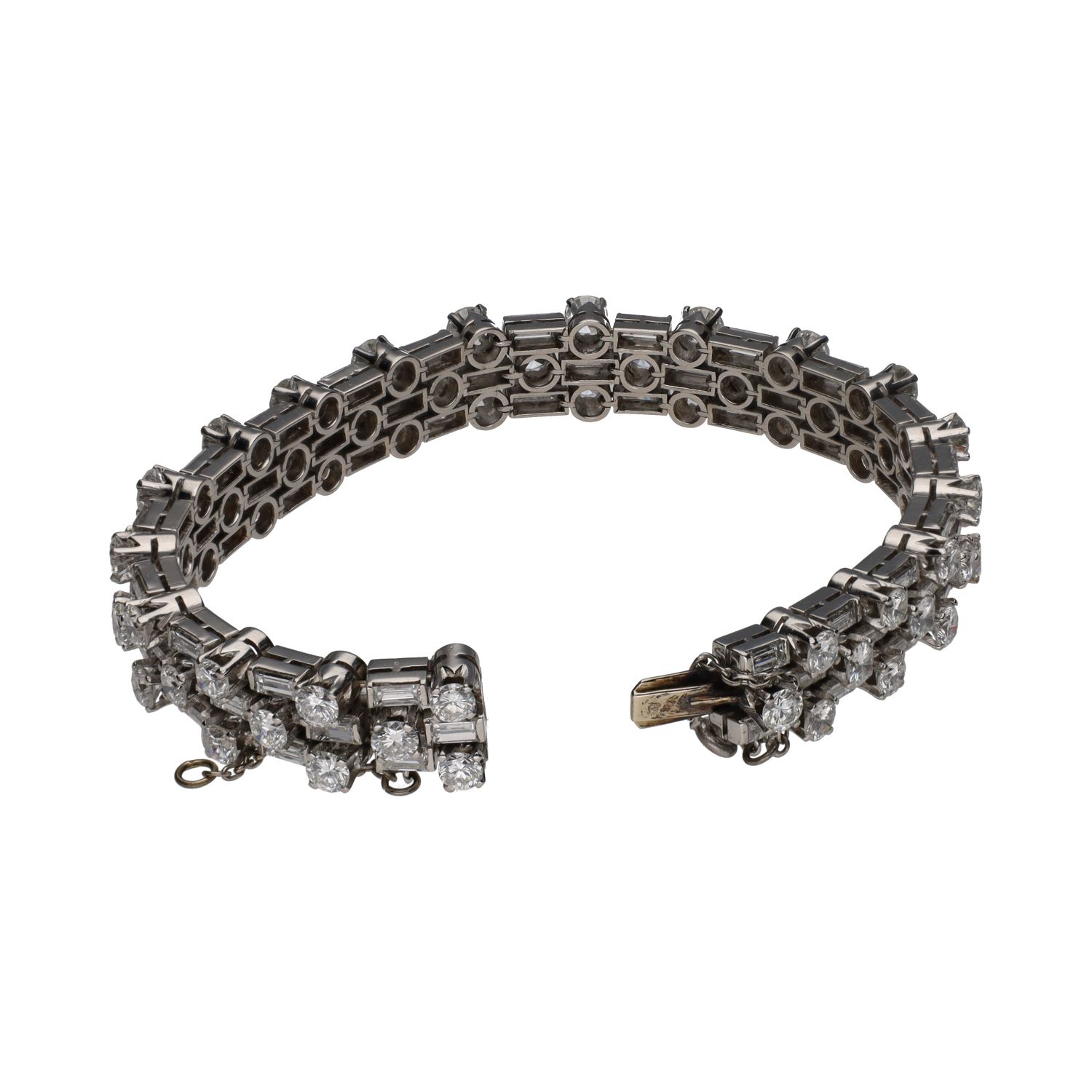 Pulsera en oro blanco con baguettes y brillantes.