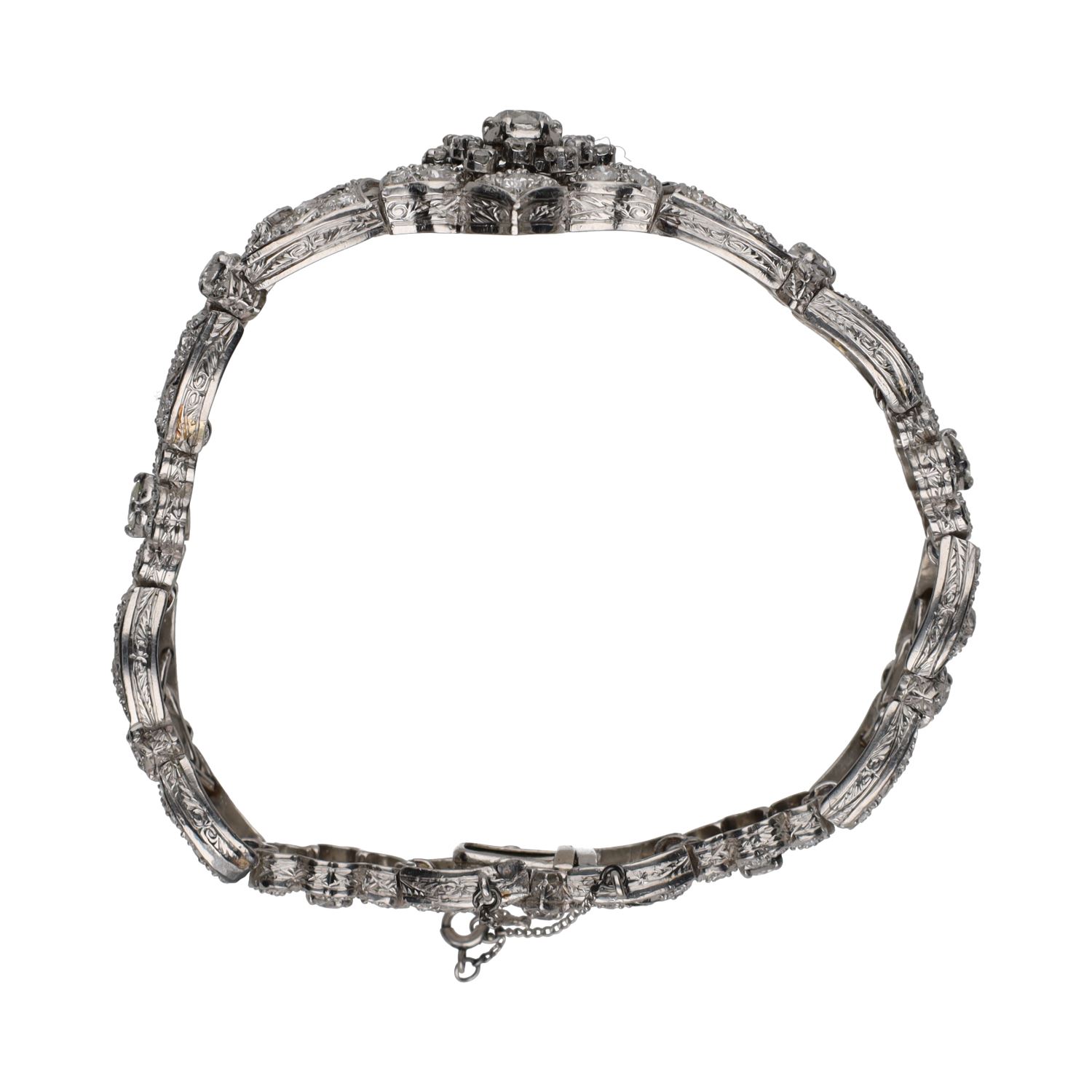 Pulsera antigua en oro blanco con brillantes, flor central.