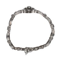 Pulsera antigua en oro blanco con brillantes, flor central.