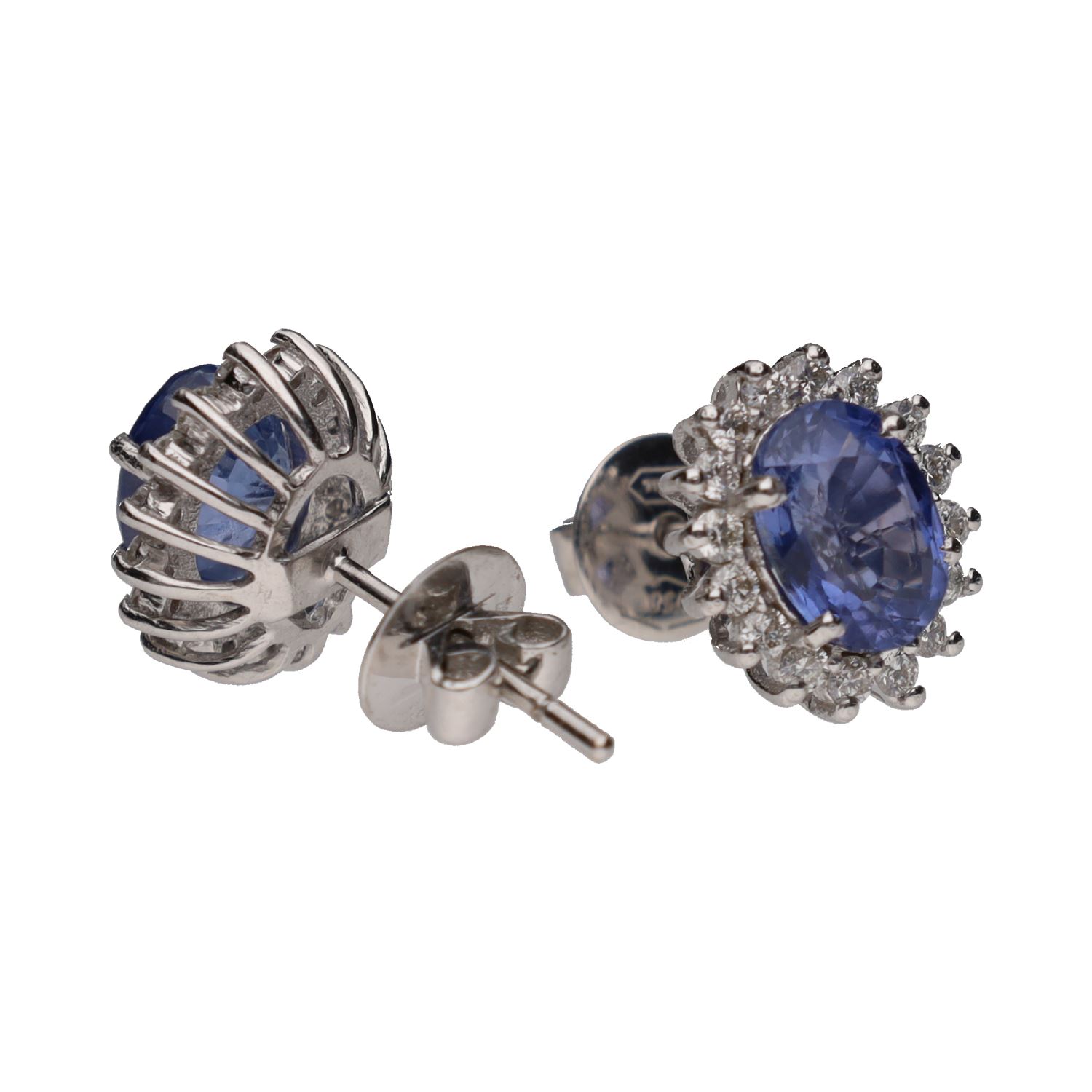 Pendientes en oro blanco con zafiro y orla de brillantes.