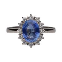 Sortija en oro blanco con zafiro y orla de brillantes. Talla 14.