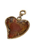 Colgante forma de corazón en oro amarillo y piedra a marmolada.