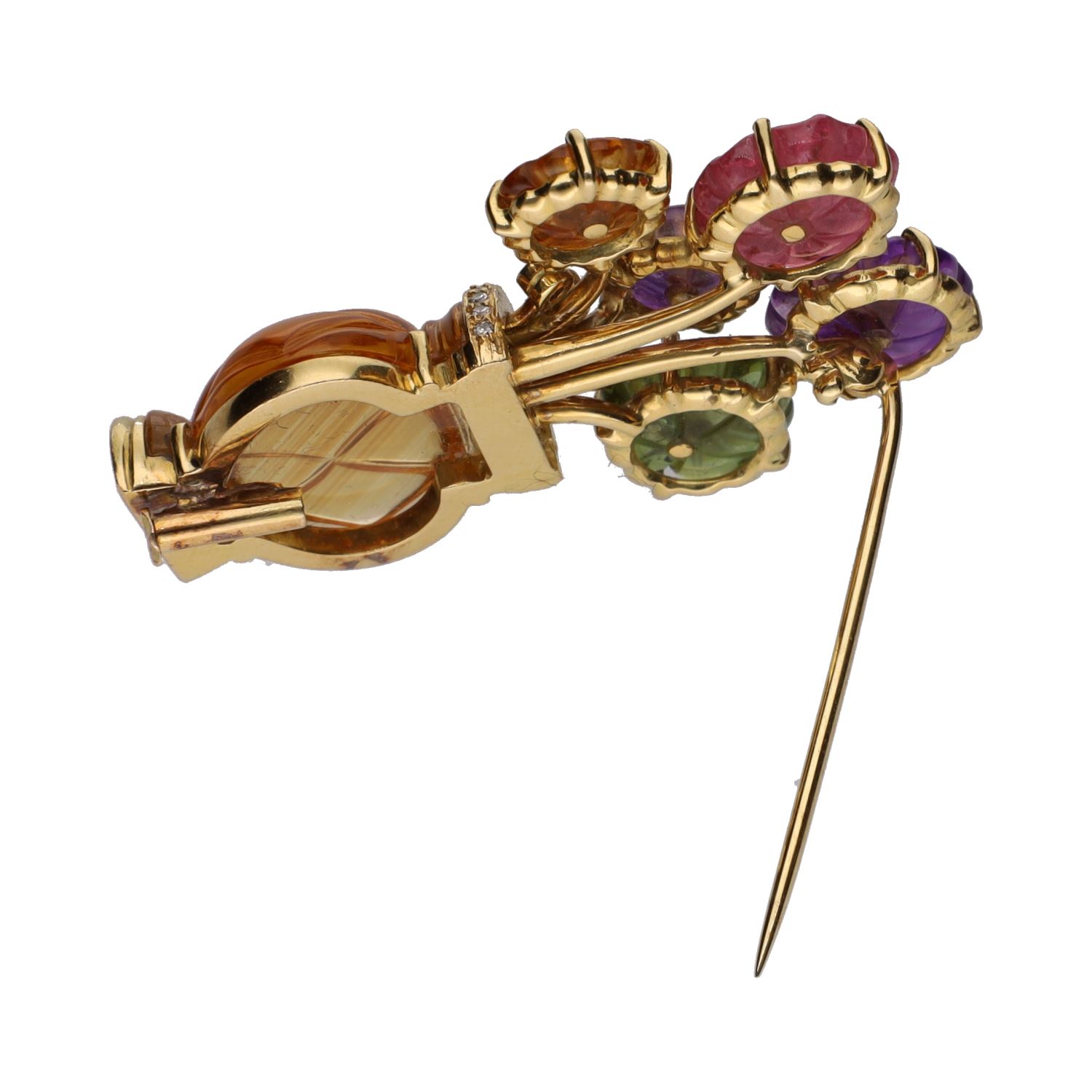 Broche forma de jarron con flores en oro amarillo y piedras de color.