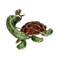 Broche forma de tortuga en oro amarillo esmalte y brillantes.