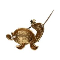 Broche forma de tortuga en oro amarillo esmalte y brillantes.