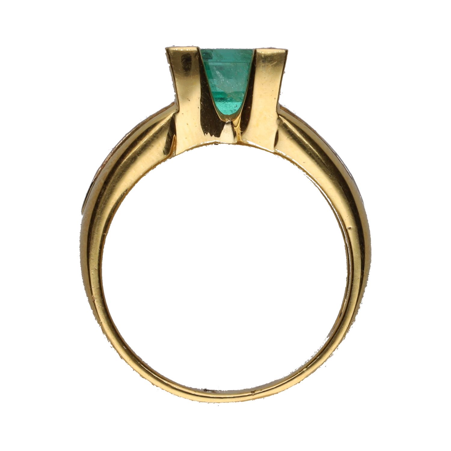 Sortija en oro amarillo con esmeralda y brillantes. Talla 15.