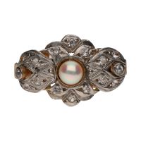 Sortija antigua en oro amarillo, perla y diamantes. Talla 20.