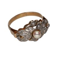 Sortija antigua en oro amarillo, perla y diamantes. Talla 20.