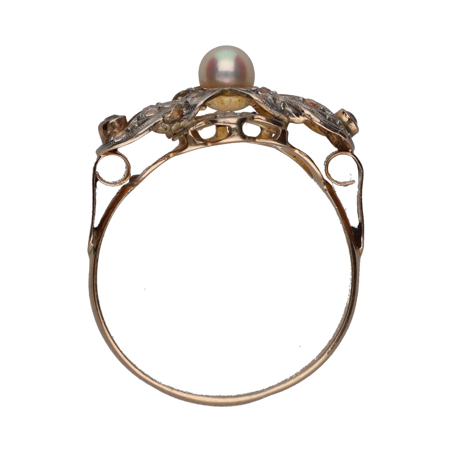Sortija antigua en oro amarillo, perla y diamantes. Talla 20.
