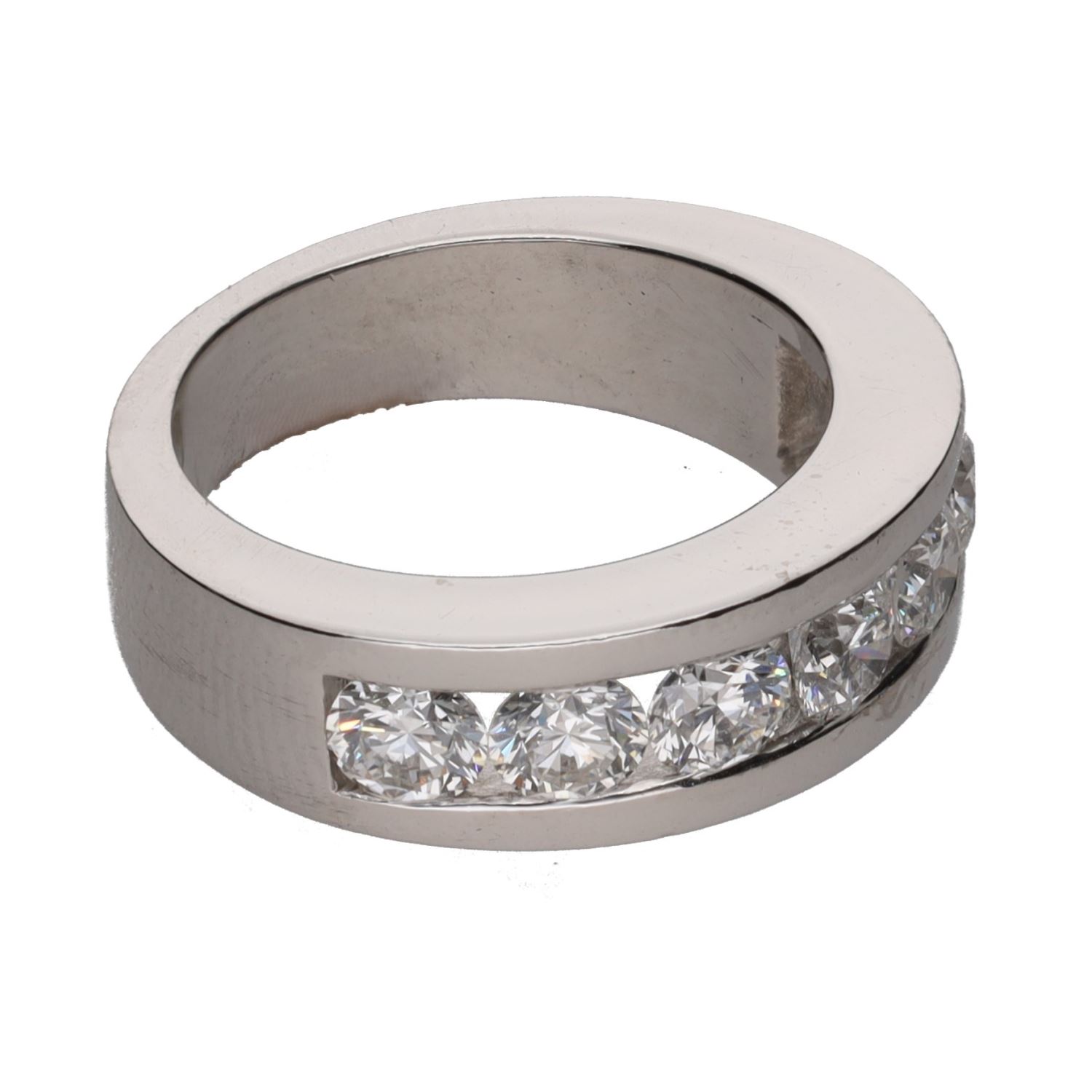 Sortija media alianza en oro blanco con brillantes.