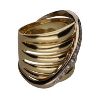 Sortija ancha en oro amarillo con brillantes. Talla 12-13.