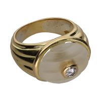 Sortija en oro amarillo con cristal de roca y un brillantes. Talla 11.