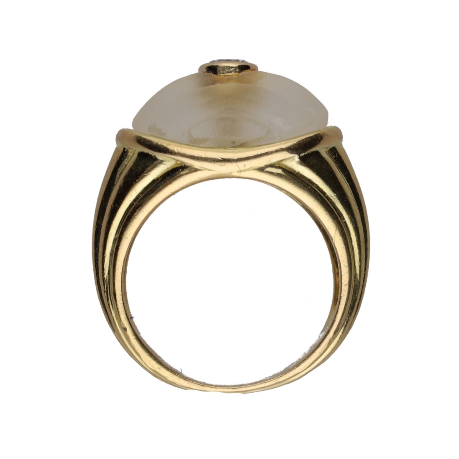 Sortija en oro amarillo con cristal de roca y un brillantes. Talla 11.