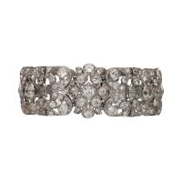 Pulsera ancha en platino, oro blanco y diamantes con un peso total estimado de 17,80 ct.