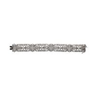 Pulsera ancha en platino, oro blanco y diamantes con un peso total estimado de 17,80 ct.