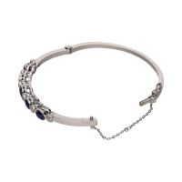 Pulsera rígida realizada en oro blanco con zafiros y diamantes.